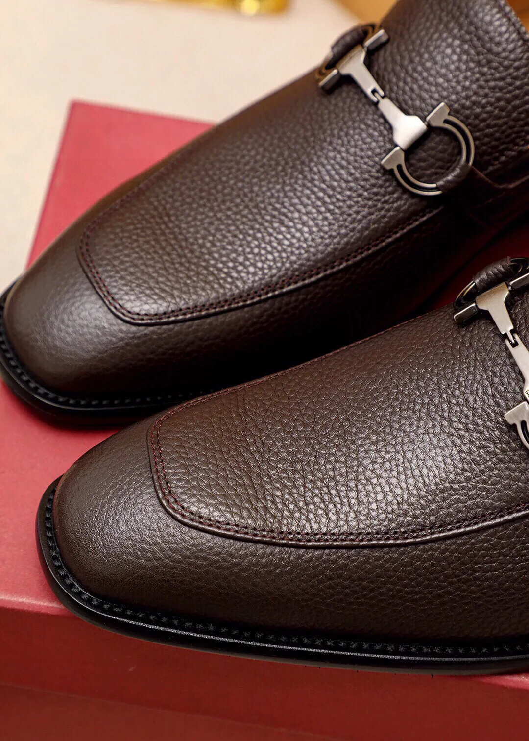 Men's shoes 💰460 💐 Product trademark: Ferragamo "Ferragamo" casual leather shoes Regular size: 38-44 (45🉑️customized) Product materials: Selected imported first-layer pebbled cowhide leather upper + luxury hardware buckle, imported water-dyed cowhide leather lining. Strong three-dimensional visual effect, original outsole Color: 3⃣️colors available